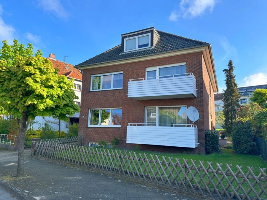 Mitten in Brackwede: 2-Familienhaus mit Balkonen und Terrasse - Bild