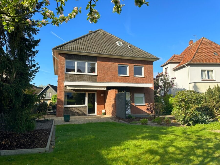 Mitten in Brackwede: 2-Familienhaus mit Balkonen und Terrasse - Titelbild