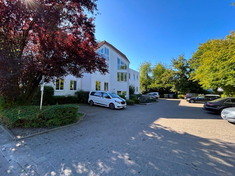 Schildesche - Ladenlokal mit großen Schaufenstern - Kundenparkplatz