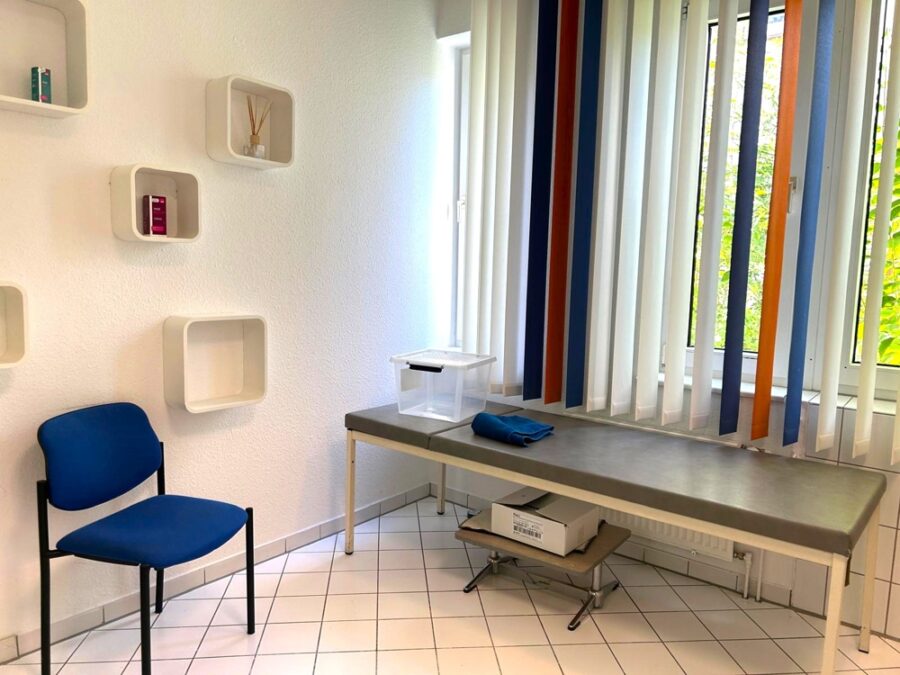 Schildesche - Ladenlokal mit großen Schaufenstern - Behandlung