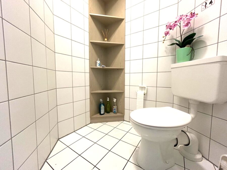 Schildesche - Ladenlokal mit großen Schaufenstern - WC