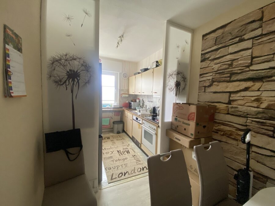3-Zimmer-Wohnung – gut geschnitten und zentral gelegen - ...angrenzender Küche