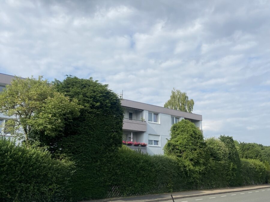 3-Zimmer-Wohnung – gut geschnitten und zentral gelegen - Hausansicht