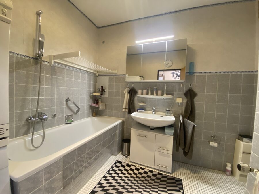 3-Zimmer-Wohnung – gut geschnitten und zentral gelegen - ...mit Badewanne