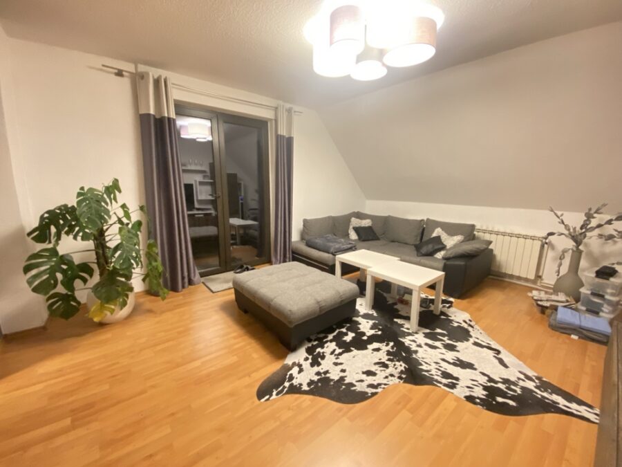 Ländliches Wohnen - mit guter Anbindung - Wohnzimmer mit Balkonzugang