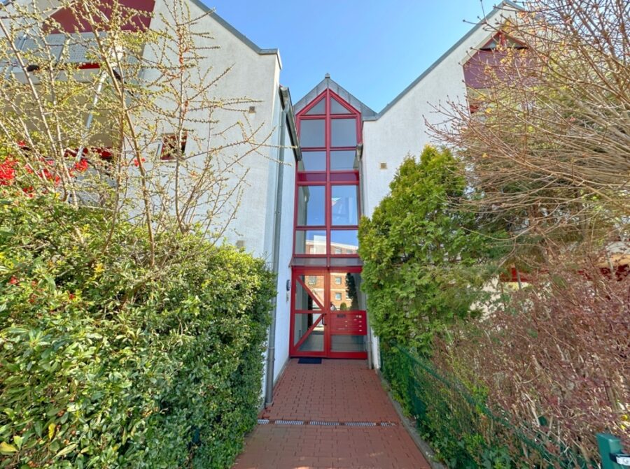Wärmegedämmte Wohnung mit Balkonen und Carport - Bild