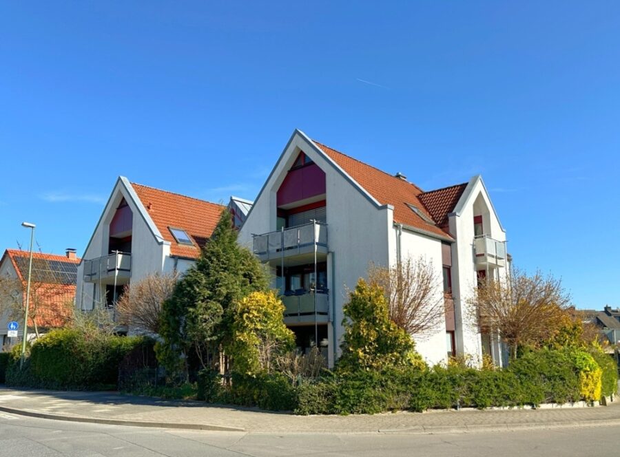 Wärmegedämmte Wohnung mit Balkonen und Carport - Titelbild