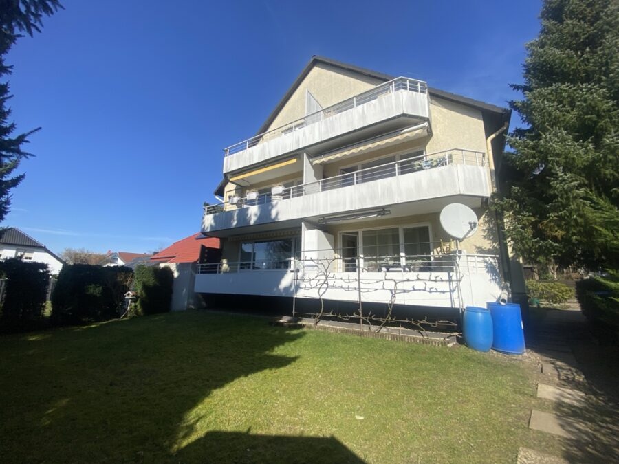 Sonne satt - helle 3-Zimmer-Wohnung in Bad Salzuflen - Rückseite Haus