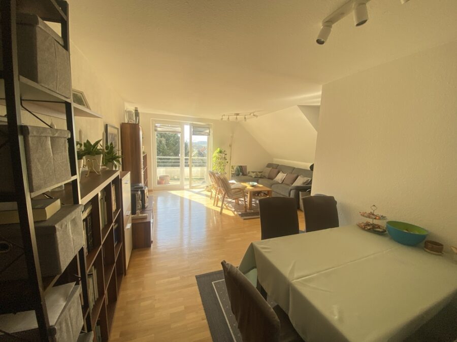 Sonne satt - helle 3-Zimmer-Wohnung in Bad Salzuflen - Wohnzimmer mit Balkonzugang und...