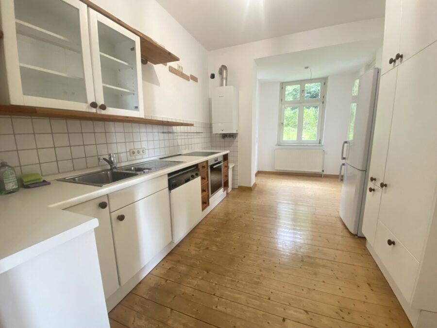 4-Zimmer-Altbauwohnung mit Terrasse und 450 m² eigenem Gartengrundstück - Bild