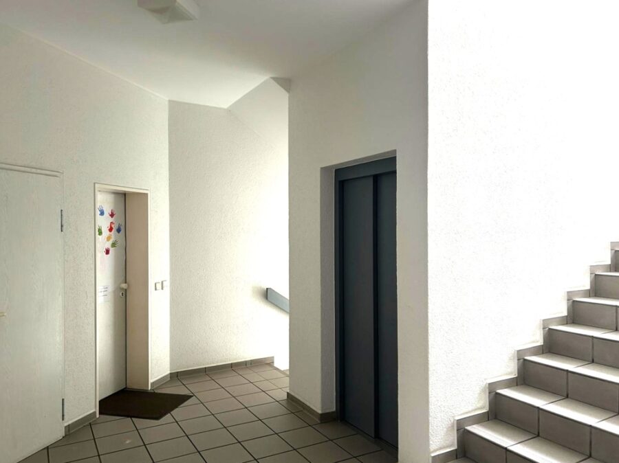 1A-Präsenz und garantierte Kundenwahrnehmung - Zugang Treppenhaus