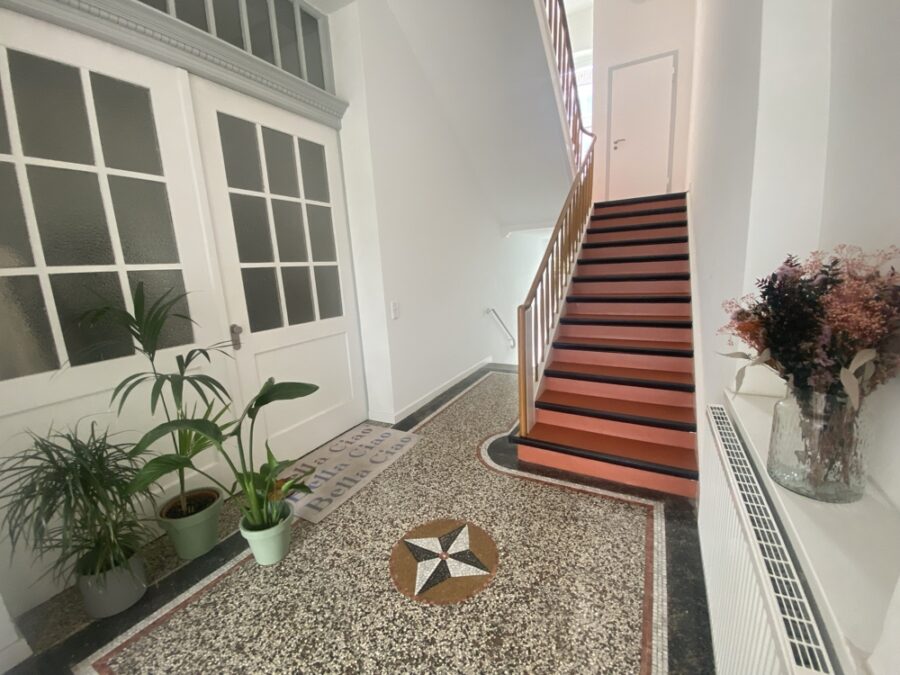 Stadtidyll im Herzen von Bielefeld - Treppenhaus/Wohnungstür