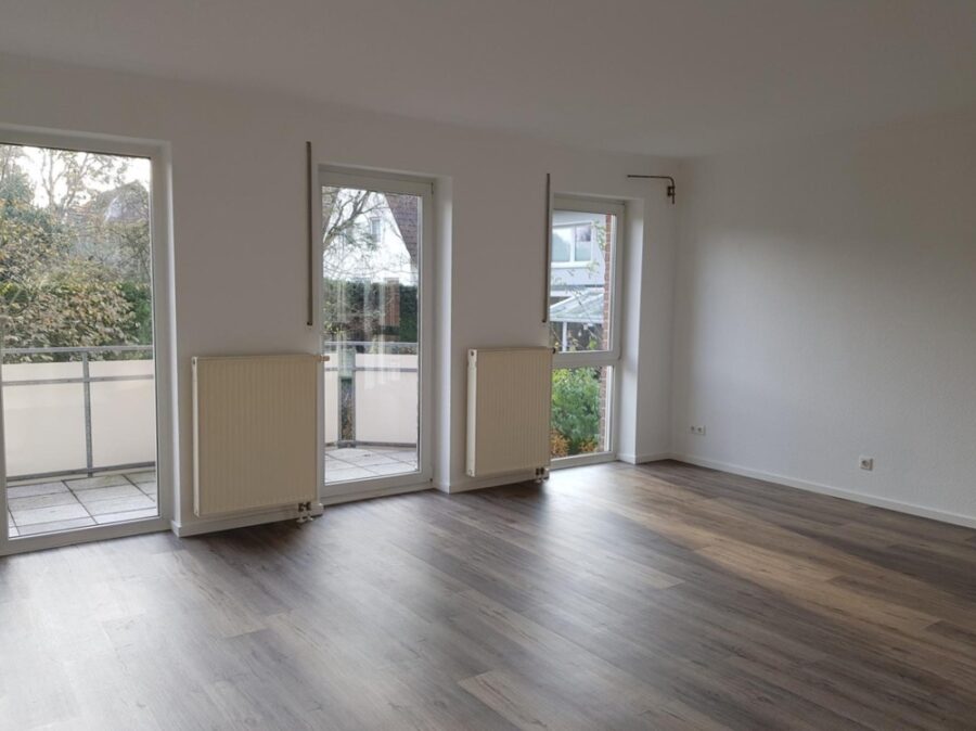 Renoviert - Einbauküche - PKW-Stellplatz - Balkon - Wohnzimmer mit Balkonzugang