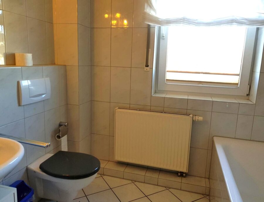 Renoviert - Einbauküche - PKW-Stellplatz - Balkon - Bad mit Badewanne und Dusche