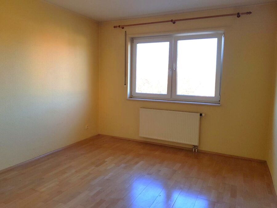 Renoviert - Einbauküche - PKW-Stellplatz - Balkon - Arbeits- oder Kinderzimmer