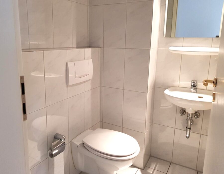 Renoviert - Einbauküche - PKW-Stellplatz - Balkon - Gäste WC