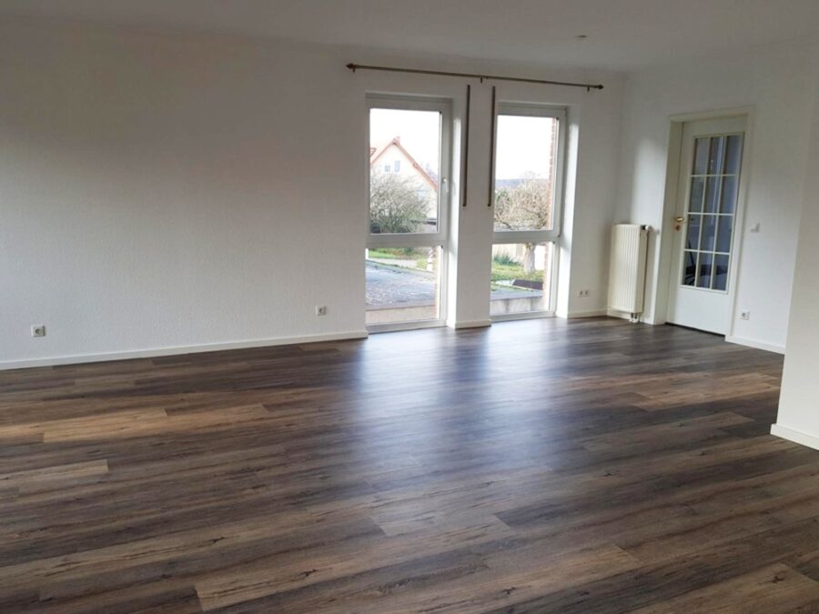 Renoviert - Einbauküche - PKW-Stellplatz - Balkon - und Essbereich