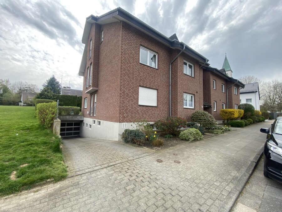 Renoviert - Einbauküche - PKW-Stellplatz - Balkon - Titelbild