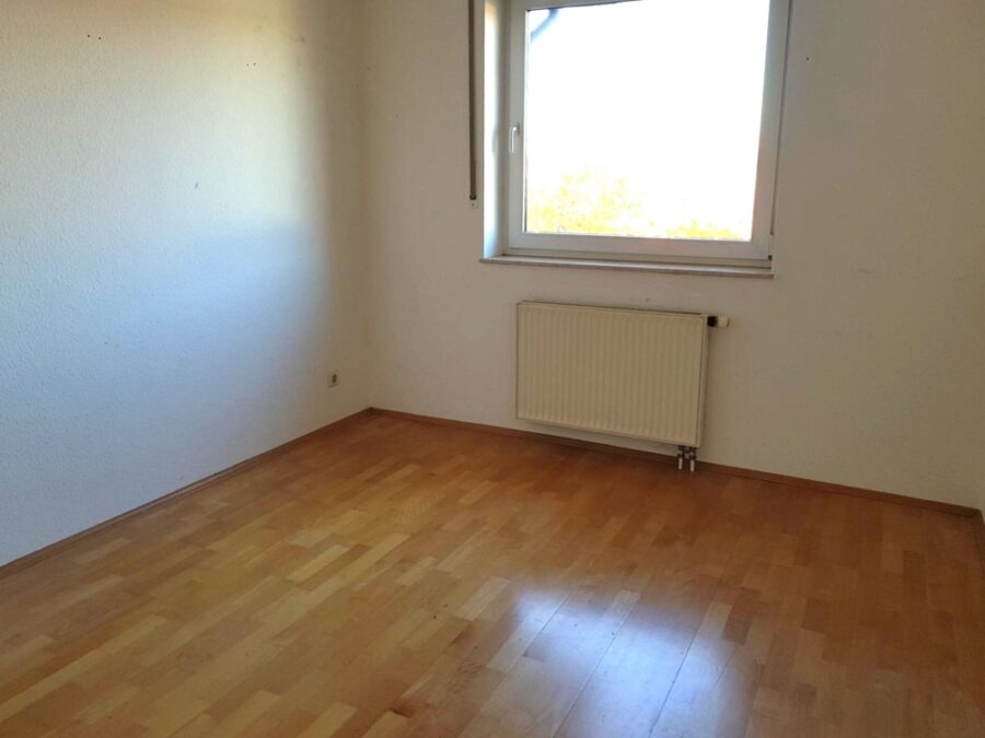 Renoviert - Einbauküche - PKW-Stellplatz - Balkon - Schlafzimmer