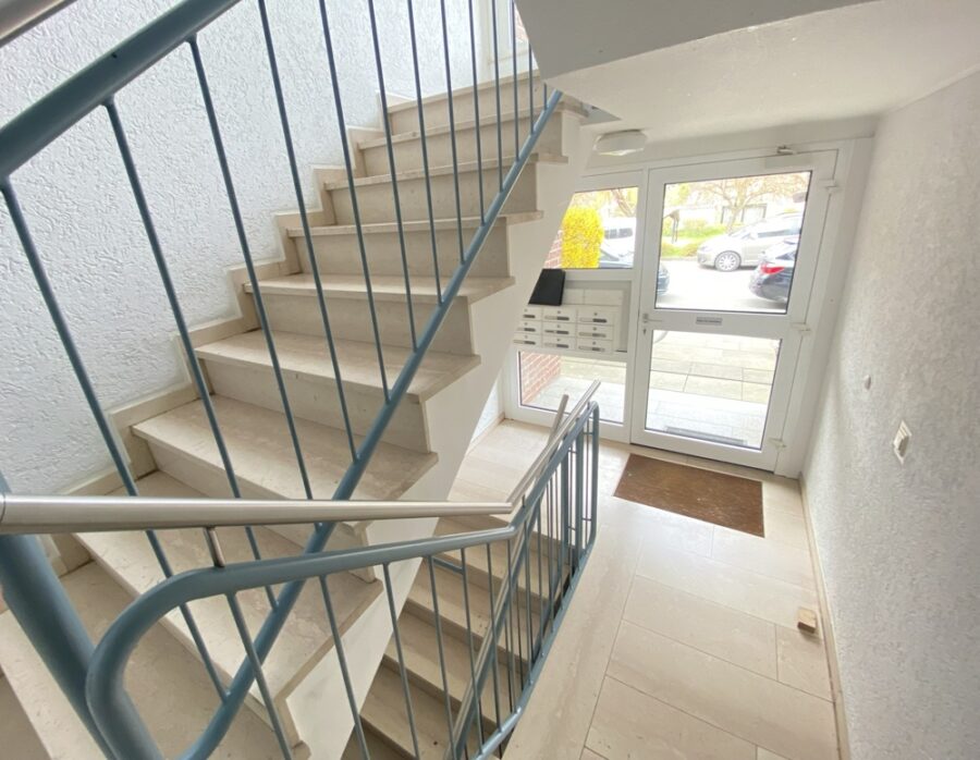 Renoviert - Einbauküche - PKW-Stellplatz - Balkon - Treppenhaus