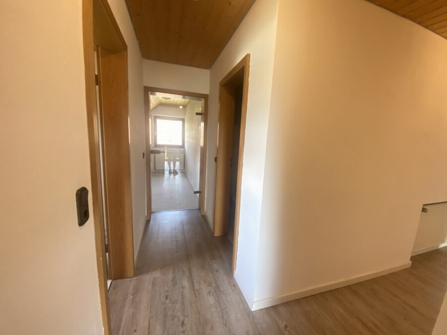 3-Zi-Wohnung + Dachterrasse für Sonnenanbeter - Flur