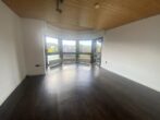 3-Zi-Wohnung + Dachterrasse für Sonnenanbeter - Wohnzimmer mit Zugang zu zwei Balkonen