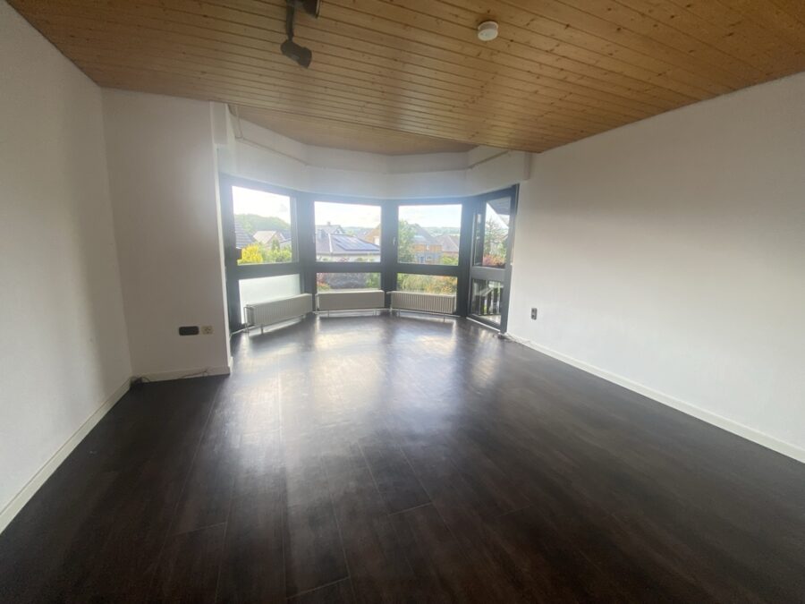 3-Zi-Wohnung + Dachterrasse für Sonnenanbeter - Wohnzimmer mit Zugang zu zwei Balkonen