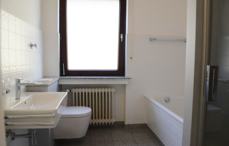 Auf gute Nachbarschaft in Bielefeld-Theesen - Bad mit Badewanne ...