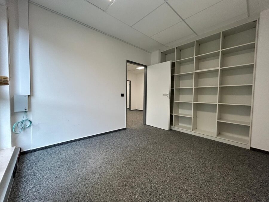 Zu sofort: 105 m² / 5 Büros / Balkon / Erstklassige Lage - Büro links mit Regalen