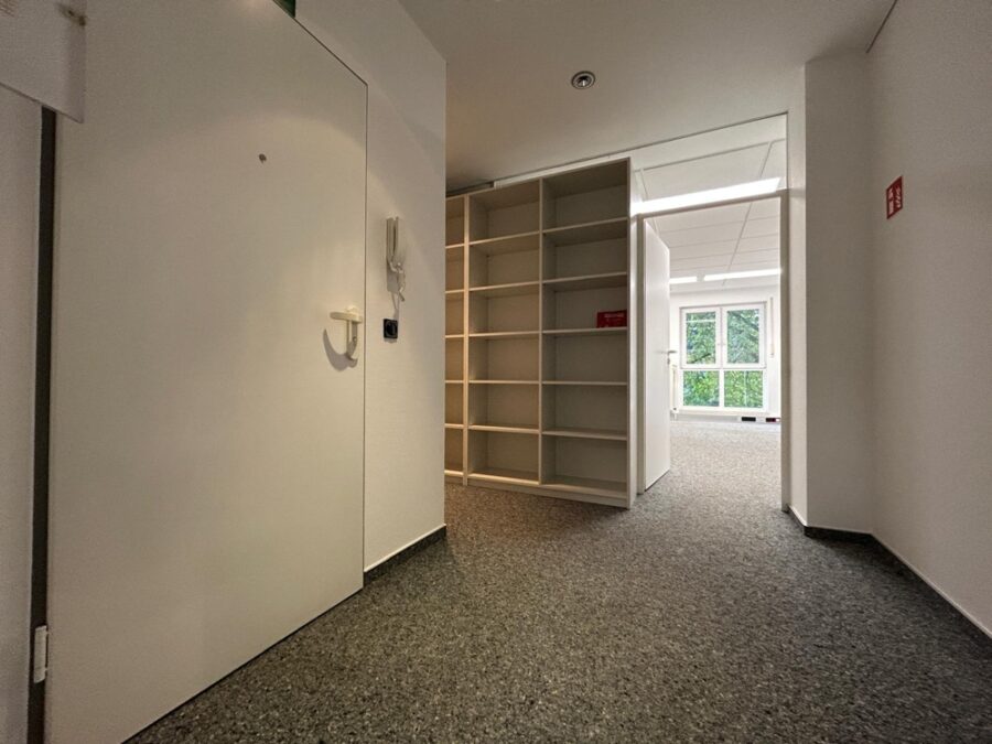 Zu sofort: 105 m² / 5 Büros / Balkon / Erstklassige Lage - Flur Eingang