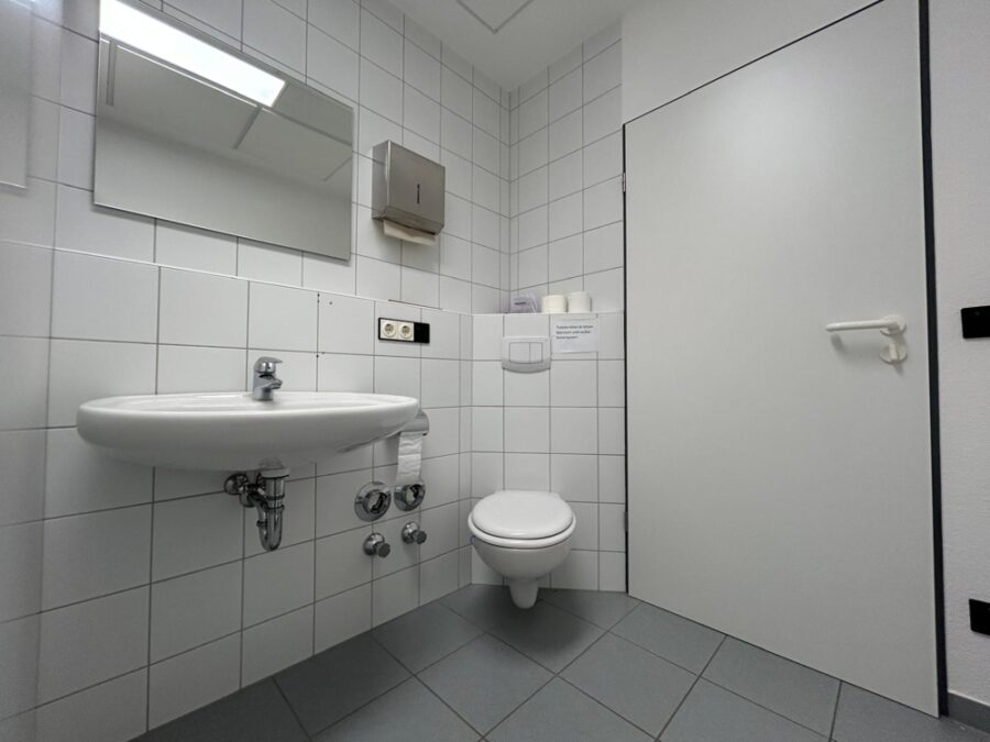 Zu sofort: 105 m² / 5 Büros / Balkon / Erstklassige Lage - Bad mit WC und Dusche