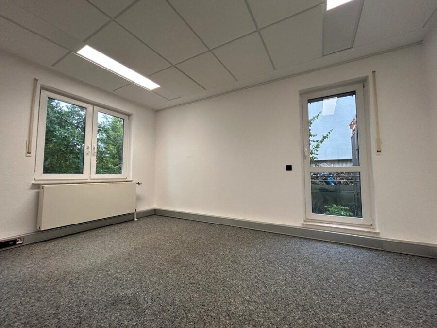 Zu sofort: 105 m² / 5 Büros / Balkon / Erstklassige Lage - Büro links mit Balkonzugang