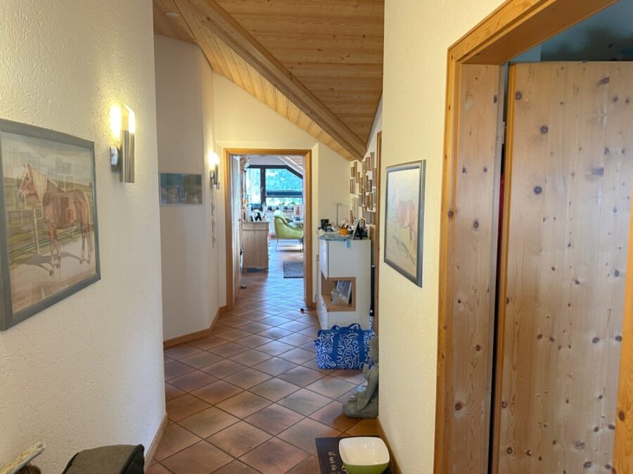 Zweifamilienhaus mit Garagen und Baugrundstück - Bild