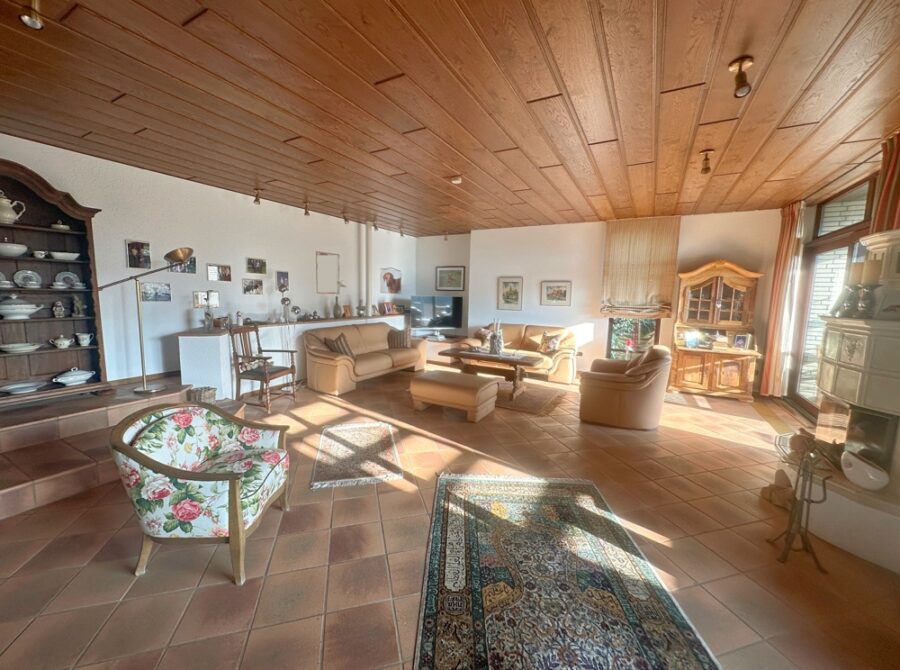 Zweifamilienhaus mit Garagen und Baugrundstück - Bild