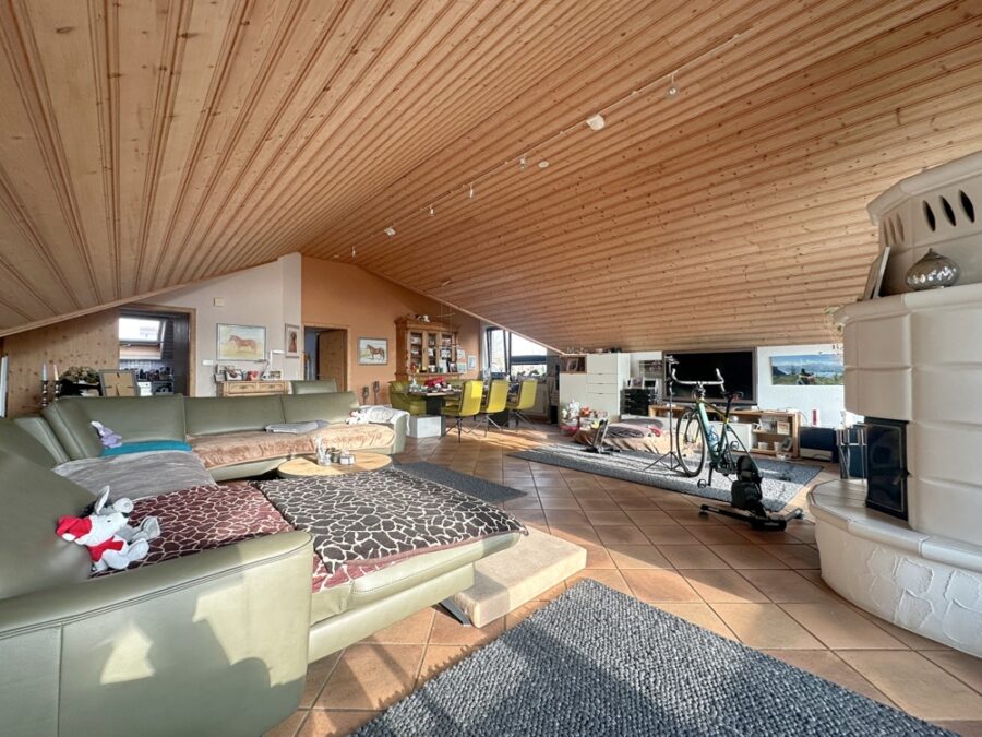 Zweifamilienhaus mit Garagen und Baugrundstück - Bild