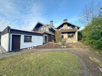 Zweifamilienhaus mit Garagen und Baugrundstück, 32257 Bünde, Zweifamilienhaus