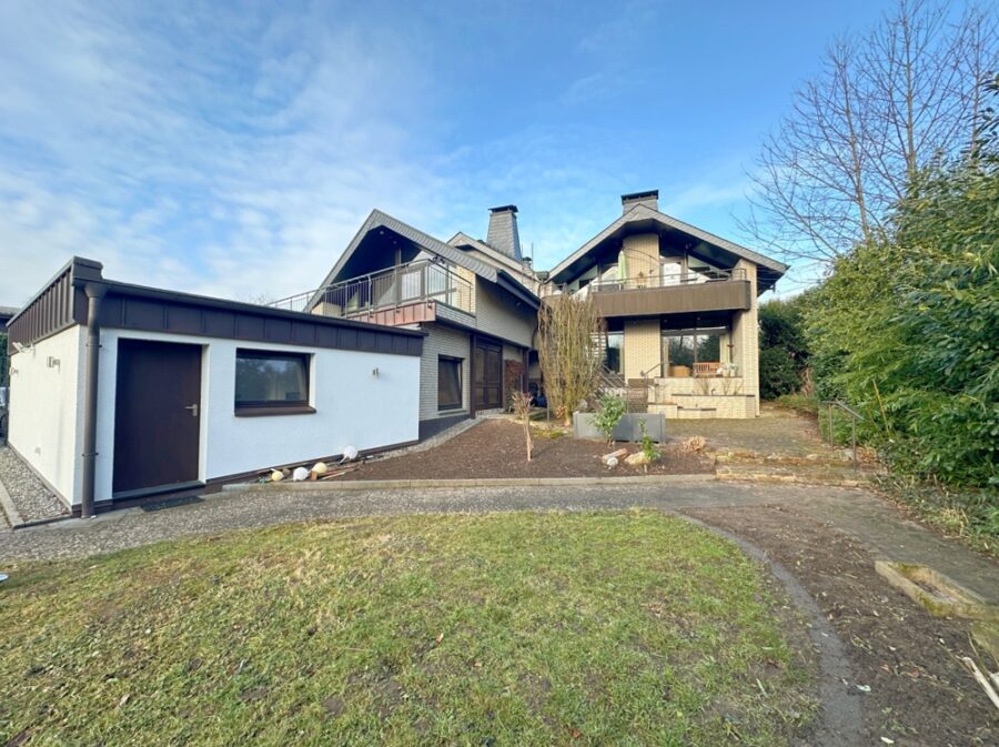 Zweifamilienhaus mit Garagen und Baugrundstück - Titelbild