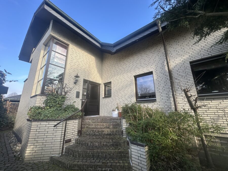 Zweifamilienhaus mit Garagen und Baugrundstück - Bild