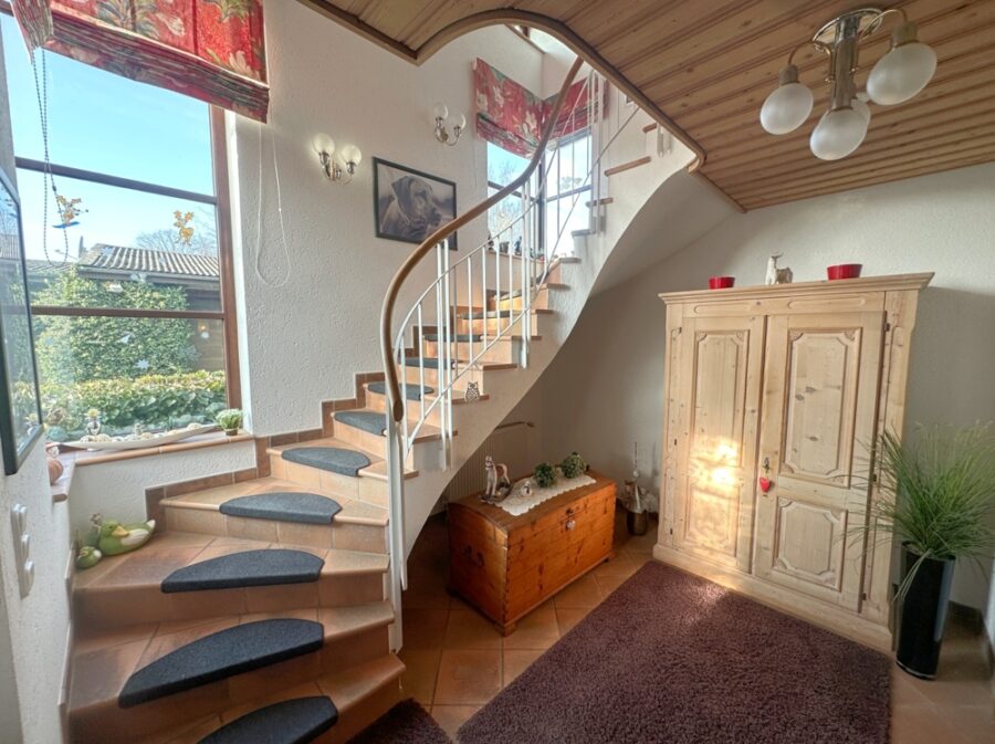 Zweifamilienhaus mit Garagen und Baugrundstück - Bild