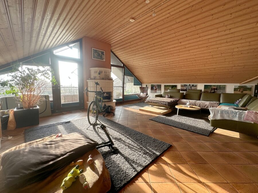 Zweifamilienhaus mit Garagen und Baugrundstück - Bild