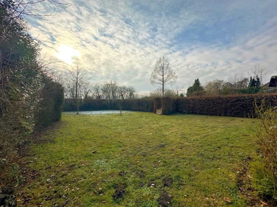 Zweifamilienhaus mit Garagen und Baugrundstück - Bild