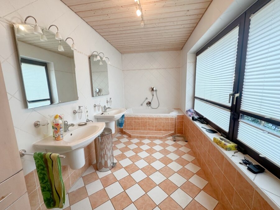 Zweifamilienhaus mit Garagen und Baugrundstück - Bild