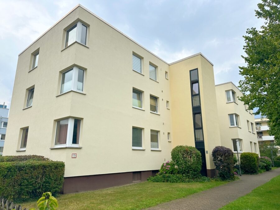 In Uni-Nähe: Wohnung mit Westloggia und Pkw-Stellplatz - Wohnhaus
