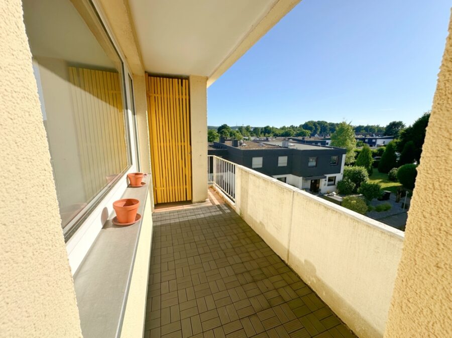 In Uni-Nähe: Wohnung mit Westloggia und Pkw-Stellplatz - Loggia