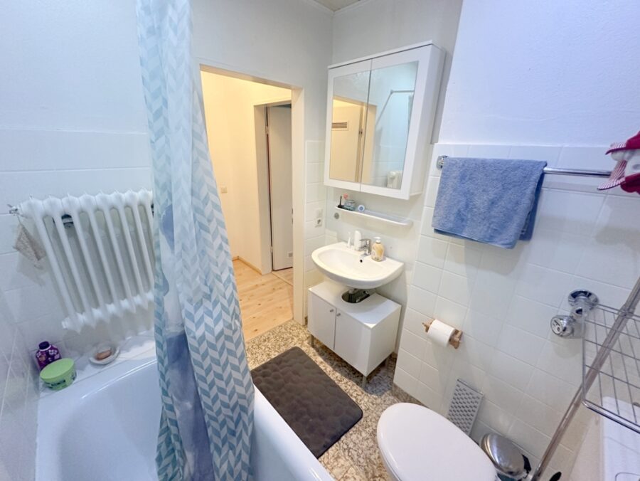 In Uni-Nähe: Wohnung mit Westloggia und Pkw-Stellplatz - ^Badezimmer