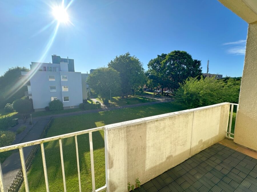 In Uni-Nähe: Wohnung mit Westloggia und Pkw-Stellplatz - Loggia