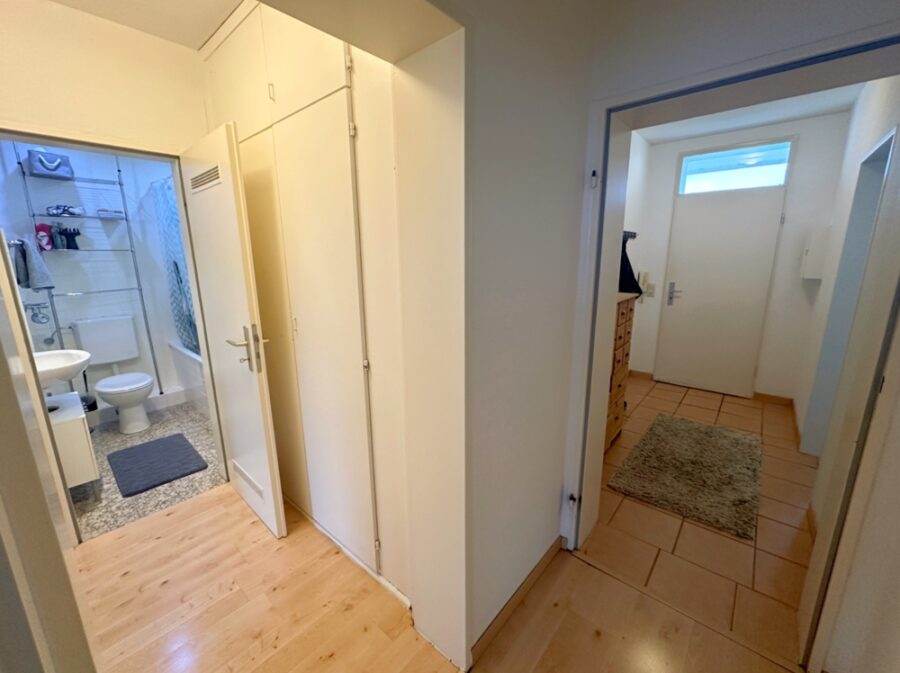 In Uni-Nähe: Wohnung mit Westloggia und Pkw-Stellplatz - Flur