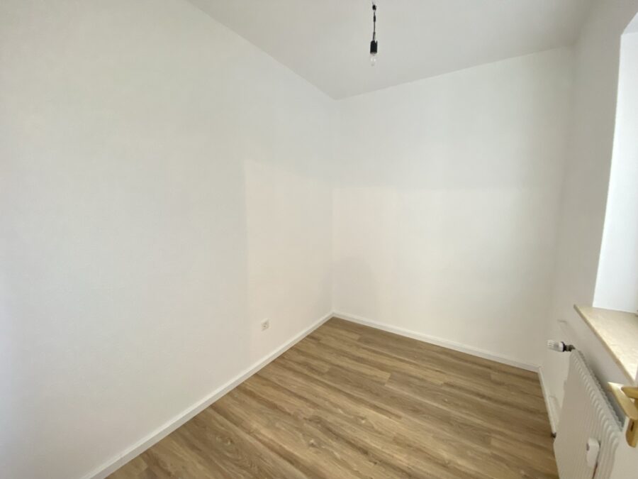 Renovierte Single-Wohnung mit Loggia - Schlafzimmer