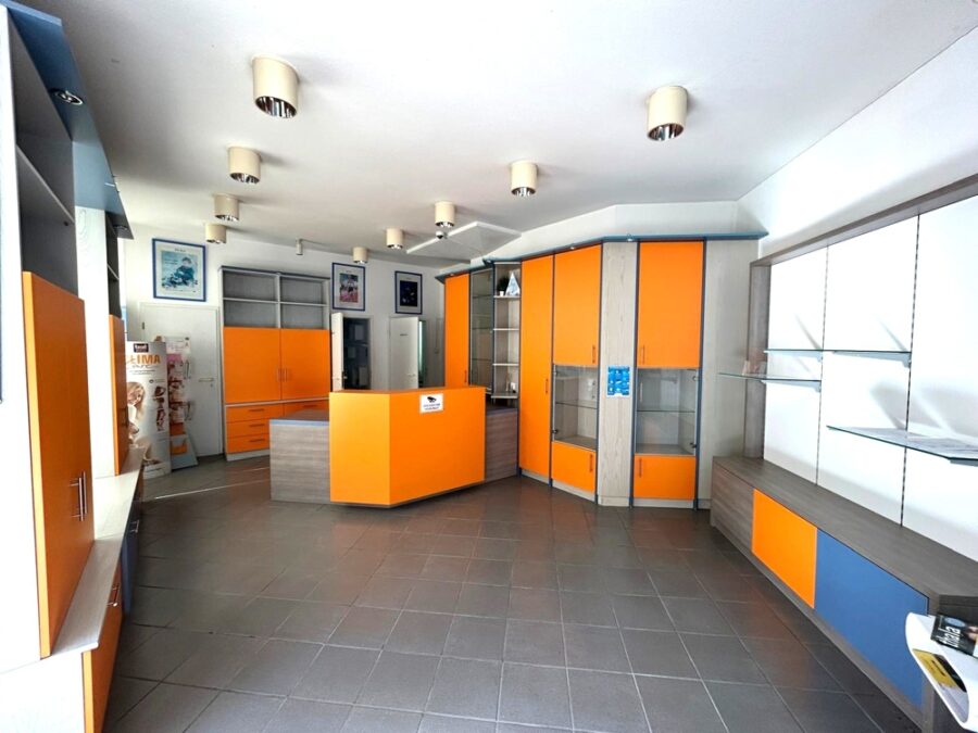 Schildesche - Ladenlokal oder Büro mit großen Schaufenstern - Empfang