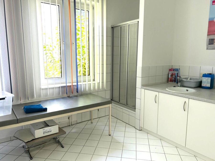 Schildesche - Ladenlokal oder Büro mit großen Schaufenstern - Dusche